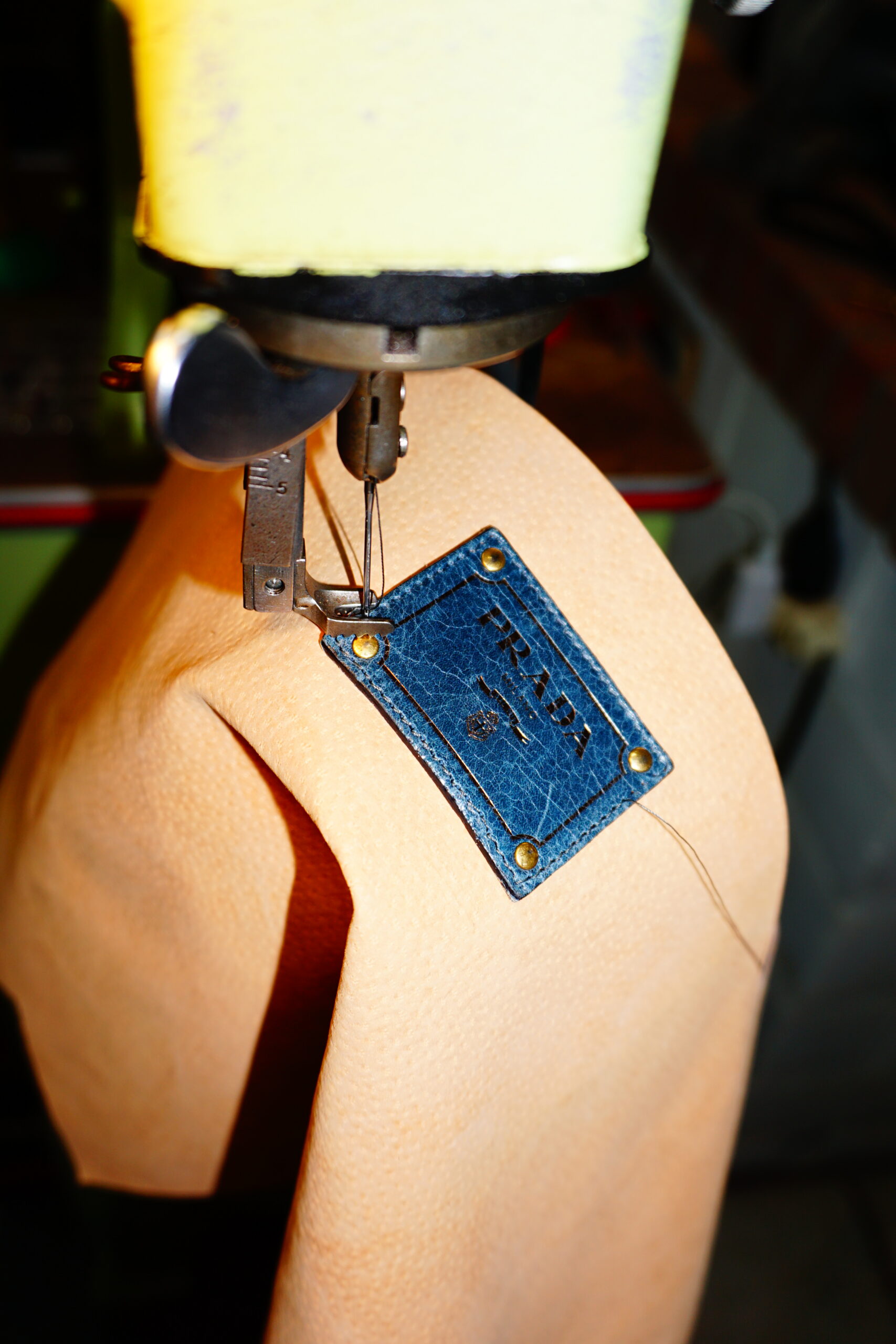 Prada logo stikken